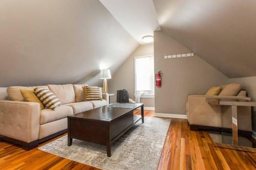 7 Bedroom/3 Bathroom Home-20 Mins From City Center