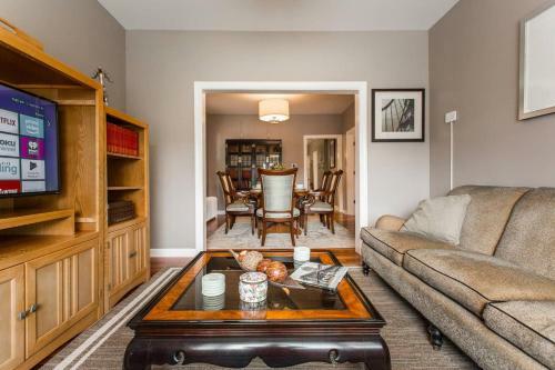 7 Bedroom/3 Bathroom Home-20 Mins From City Center