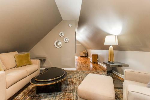 7 Bedroom/3 Bathroom Home-20 Mins From City Center