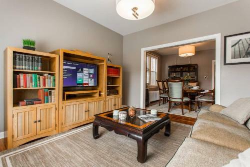 7 Bedroom/3 Bathroom Home-20 Mins From City Center