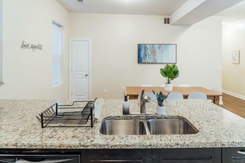 Apartamento Lowest Rates! Spacious Duplex With Free Parking!
