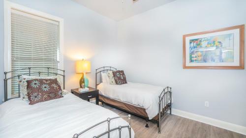 Waterfront Condo W/shared Pool Next To Hsb Resort