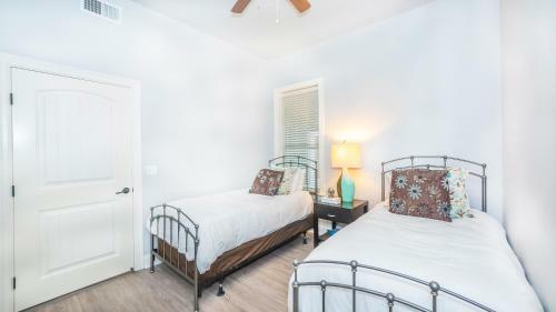 Waterfront Condo W/shared Pool Next To Hsb Resort