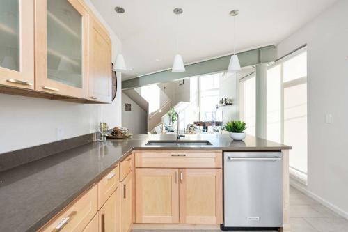Upscale 3br Penthouse Close To Everything