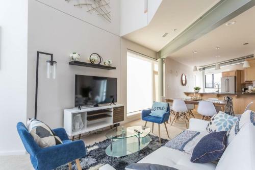 Upscale 3br Penthouse Close To Everything
