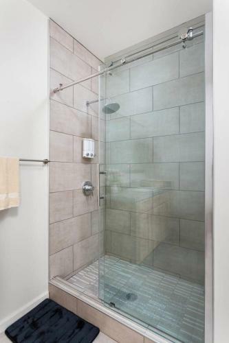 Upscale 3br Penthouse Close To Everything
