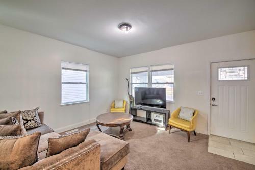 Charming Indy Townhome - 4 Mi To Mile Square!
