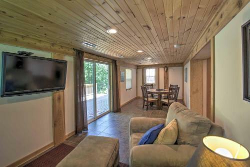 Serene Waterfront Monticello House With Fire Pit!