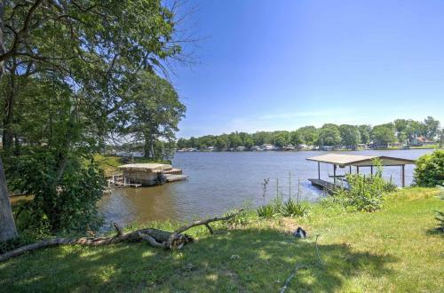 Serene Waterfront Monticello House With Fire Pit!