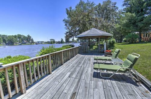 Serene Waterfront Monticello House With Fire Pit!
