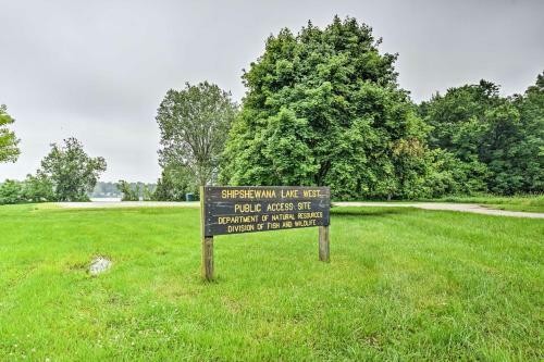 Cozy Amish Country Cabin On Shipshewana Lake!
