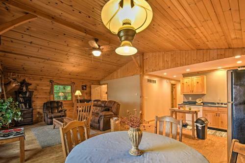 Cozy Amish Country Cabin On Shipshewana Lake!
