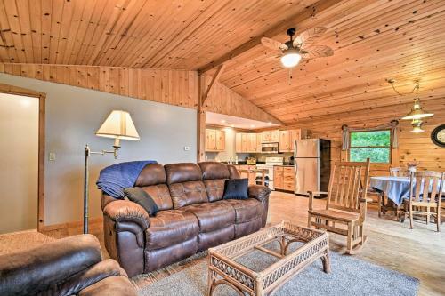 Cozy Amish Country Cabin On Shipshewana Lake!