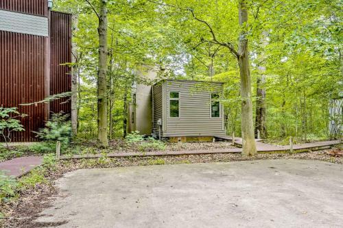 Modern Michigan City Cabin About 5 Miles To Beach!