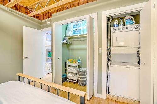 Modern Michigan City Cabin About 5 Miles To Beach!