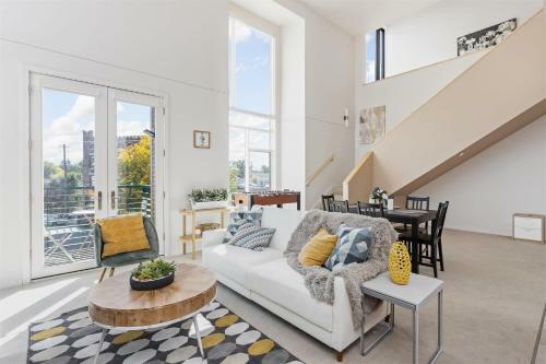 Luxurious Penthouse On Mass By Cozysuites