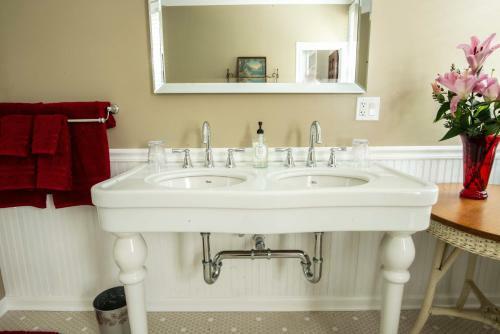 Valparaiso Inn B&B