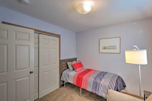 Cozy Cedar Rapids Pad, 2 Blocks To Mercy Care