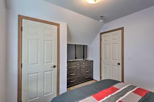 Cozy Cedar Rapids Pad, 2 Blocks To Mercy Care