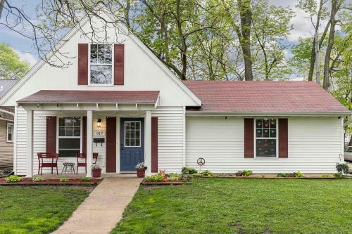 Cozy Cedar Rapids Pad, 2 Blocks To Mercy Care