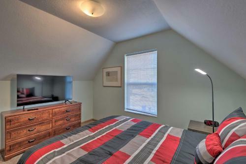 Cozy Cedar Rapids Pad, 2 Blocks To Mercy Care