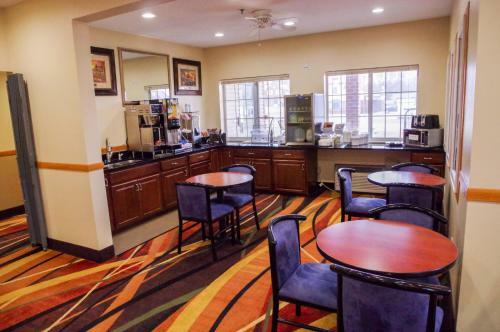 Motel Dutch Inn And Suites