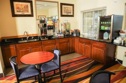 Motel Dutch Inn And Suites