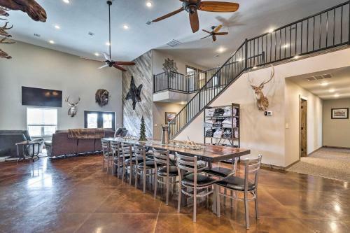 Kansas Hunting Lodge Ideal For Large Groups!