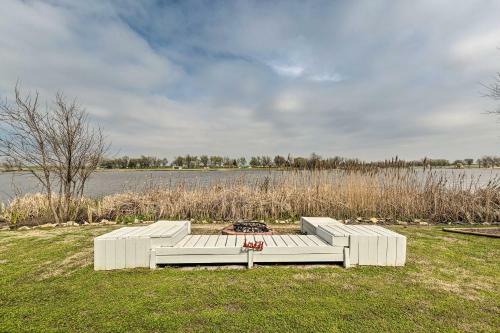 Serene Lakefront Getaway With Fire Pit And Grill