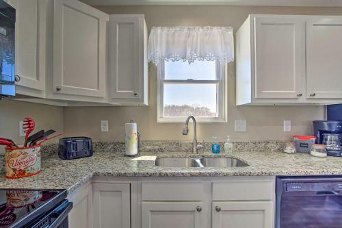 Spacious Home With Deck, Walk To Peter Pan Park