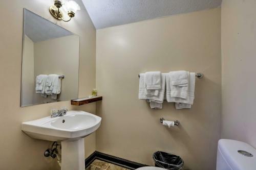 Apartamento Burkesville Apt With Deck, Views And Pool Access!