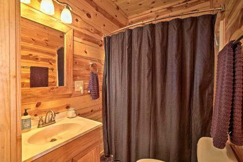 Secluded Retreat Bbq, Lawn Games, And Fire Pit