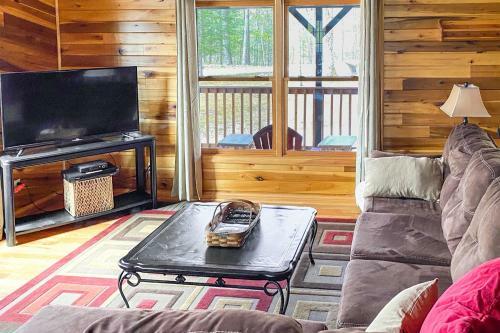 Mountain Retreat Fire Pit, Pool Table And Fireplace