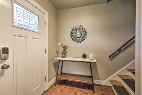 Retro Apartment With Dry Bar About 2 Miles To Dtwn!