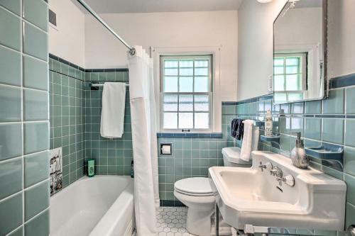 Retro Apartment With Dry Bar About 2 Miles To Dtwn!