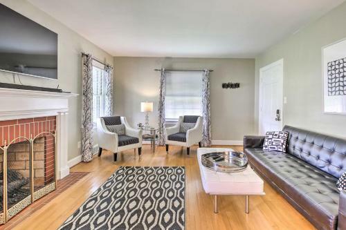 Retro Apartment With Dry Bar About 2 Miles To Dtwn!