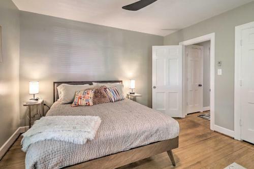 Retro Apartment With Dry Bar About 2 Miles To Dtwn!