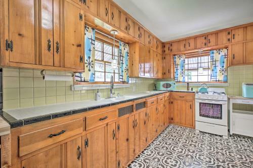 Retro Apartment With Dry Bar About 2 Miles To Dtwn!