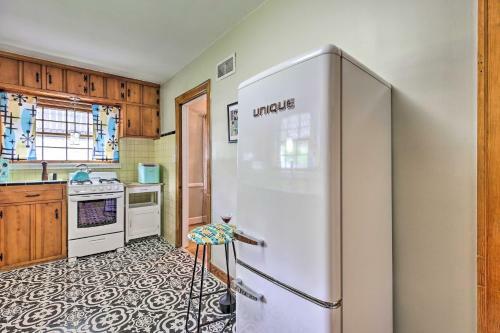 Retro Apartment With Dry Bar About 2 Miles To Dtwn!