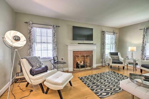 Retro Apartment With Dry Bar About 2 Miles To Dtwn!
