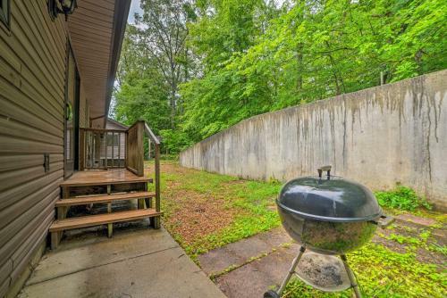 Retreat With Fire Pit And Dock On Kentucky Lake