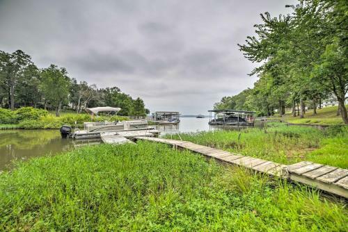 Retreat With Fire Pit And Dock On Kentucky Lake