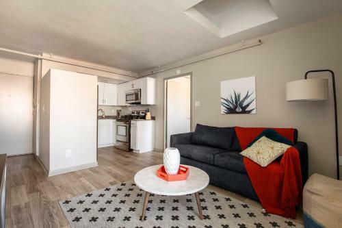 Cozysuites Modern Downtown Apartment