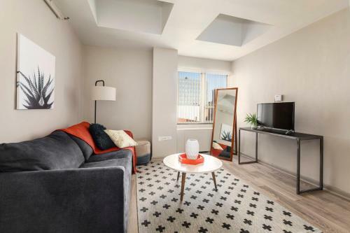 Cozysuites Modern Downtown Apartment