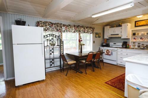 Lodge Holy Toledo Properties - Lake Escape