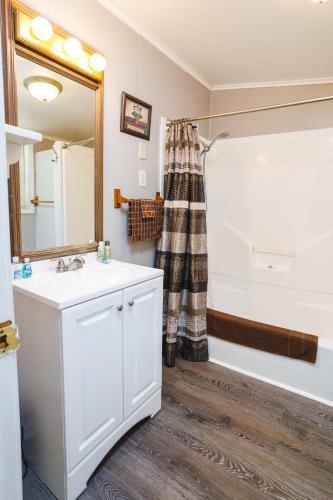 Lodge Holy Toledo Properties - Lake Escape