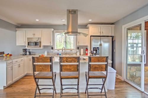 Monticello Home With Multi-level Deck On 2 And Acres!