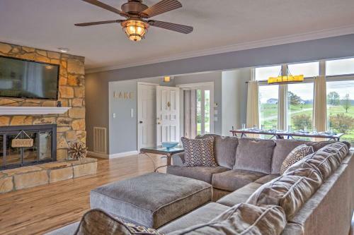 Monticello Home With Multi-level Deck On 2 And Acres!