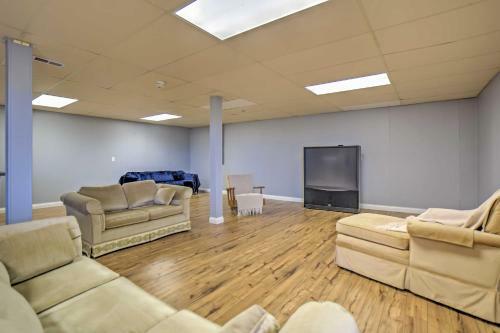 Monticello Home With Multi-level Deck On 2 And Acres!