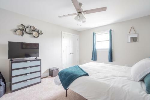 Closest Listing To The Ark, 2 Queen Beds
